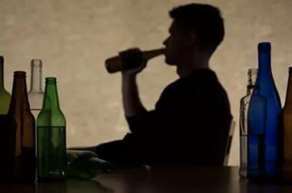 Gizon batek alkohola kontsumitzen du