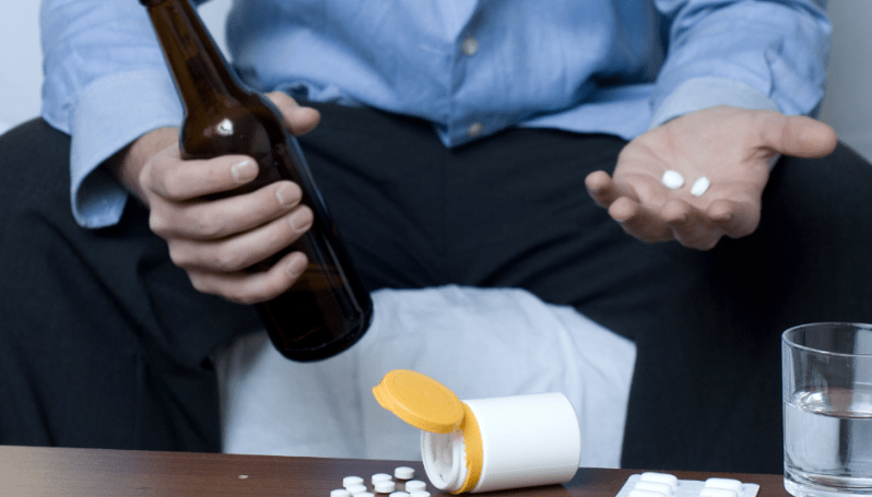 zer antibiotiko ez diren alkoholarekin konbinatu behar